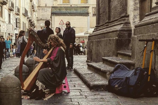 360 ° Naples. THE historic center of the city - Entering Chiesa del Gesù Nuovo: where the tour begins strong