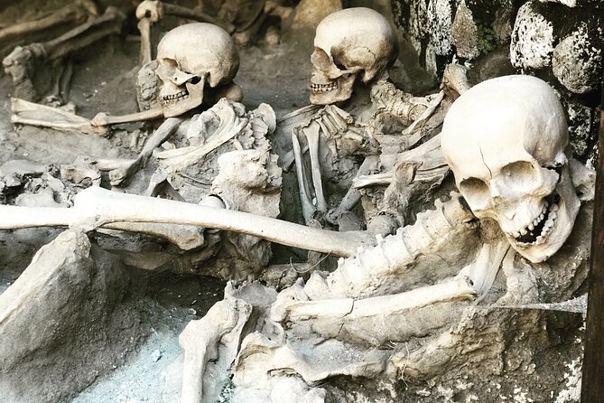 5 Hours Private and Guided Tour to Pompeii and Herculaneum with Archaeologist - Pompeii first: a focused route through drama, baths, and everyday life
