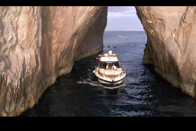 Capri Private tour in Azimut 43 with professional Chef - Boat comfort and private pacing for groups up to 8