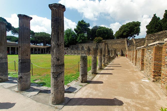 Complete Pompeii Skip the Line Tour with Archaeologist Guide - Pacing, photo stops, and what to bring for a smooth walk