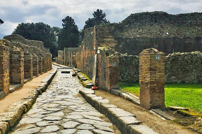 Day trip to Pompeii from Naples - Naples to Pompeii Shuttle: why this format works