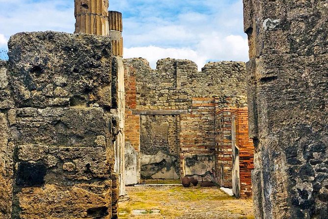 Day trip to Pompeii from Naples - Getting to the bus: Parco Castello, mobile tickets, and a key timing rule