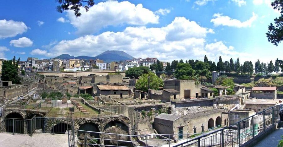 From Naples: Day Trip to Herculaneum with skip the line - Why Herculaneum’s mud-and-lava preservation feels different from Pompeii
