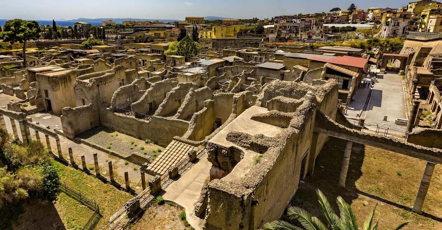From Naples: Herculaneum and Pompeii Day Trip with Tickets - Ercolano on Foot: Why Herculaneum Feels Different From Pompeii