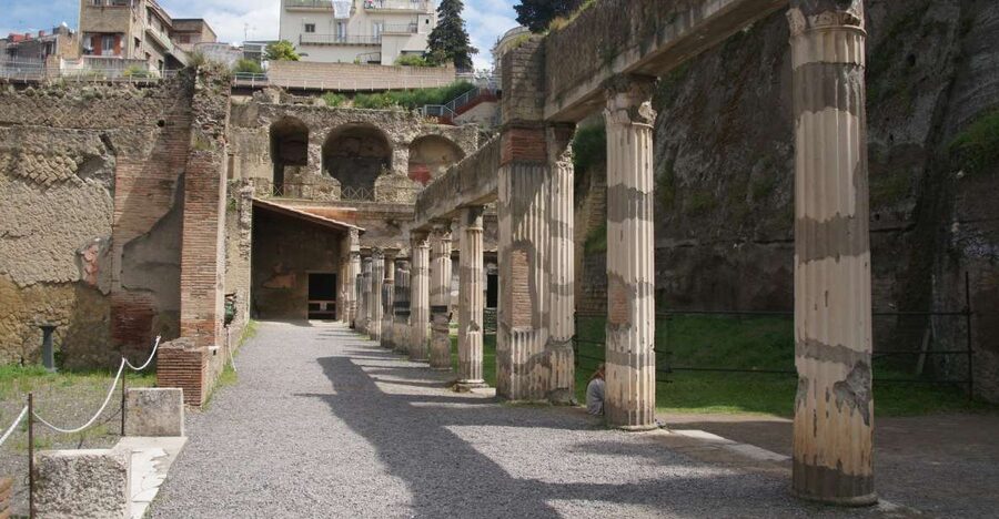 From Naples or Herculaneum: Half-Day Tour in Herculaneum - Why Herculaneum feels different from Pompeii