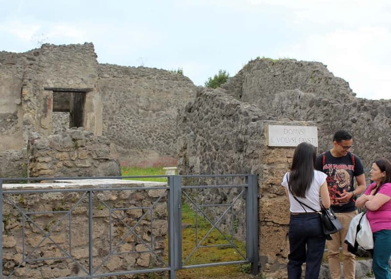 From Naples: Pompeii and Vesuvius Tour with Lunch Included - Light Italian lunch: fuel that doesn’t eat your whole afternoon