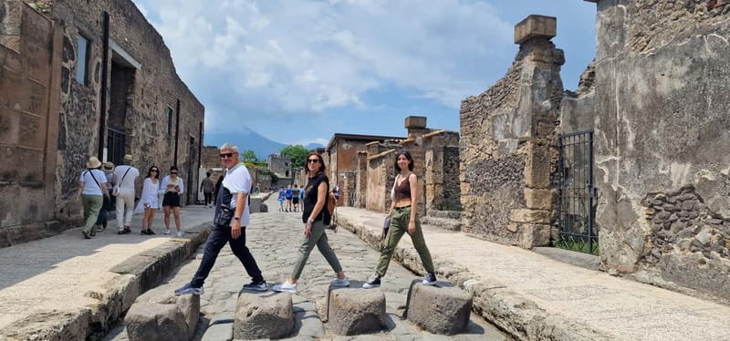 From Naples: Pompeii Private Tour with Transfer and Guide - Live guide vs. audio: what changes on the ground