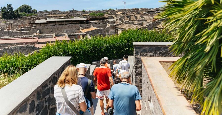 From Naples: Pompeii Ruins & Mount Vesuvius Day Tour - The pizza lunch break at Pompeii