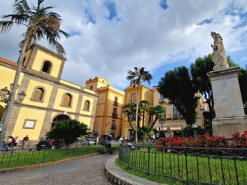 From Naples: Pompeii & Sorrento Shore Excursion with Lunch - Pizza lunch in the middle: why this stop is timed well