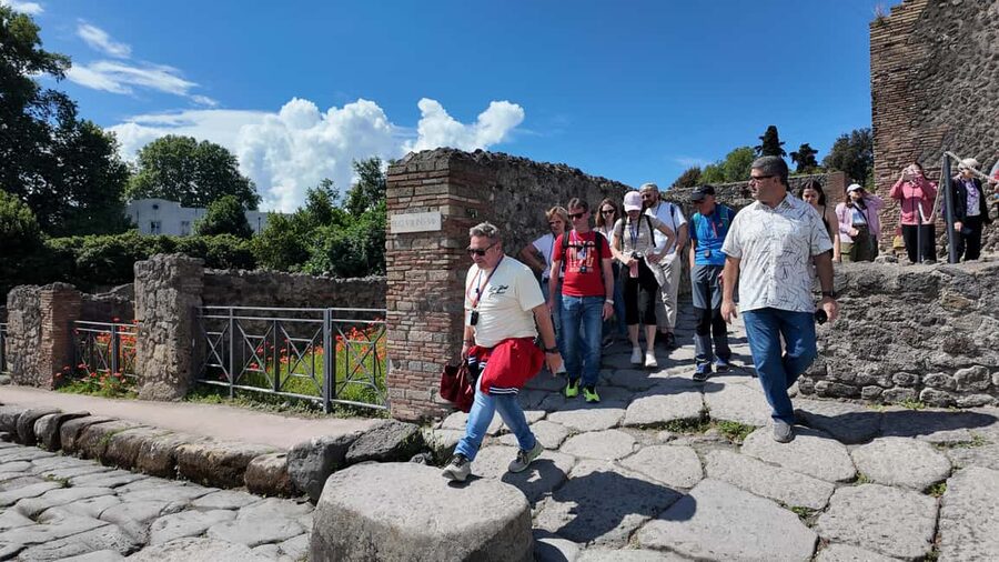 From Naples Port: Pompeii Guided Walking tour or smart guide - The 2-hour guided walk: streets, frescoes, villas, baths, and the “how did people live here?” moments