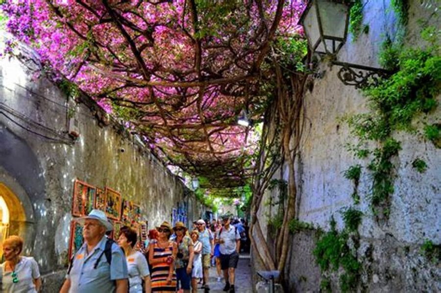 From Naples/Salerno: Pompeii, Sorrento, and Positano Tour - The drive experience: air-conditioned comfort and live commentary