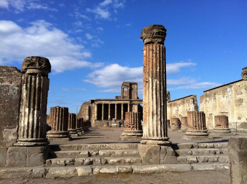 From Naples: Transfer to Positano with Pompeii Guided Tour - The guide and the included entry: how to save time and stress