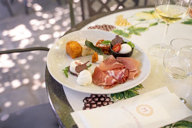 From Vineyard to Table: Wine Tasting & Neapolitan Lunch in Pompei - Wine tasting: five wines plus sparkling (and a Prosecco-style surprise)