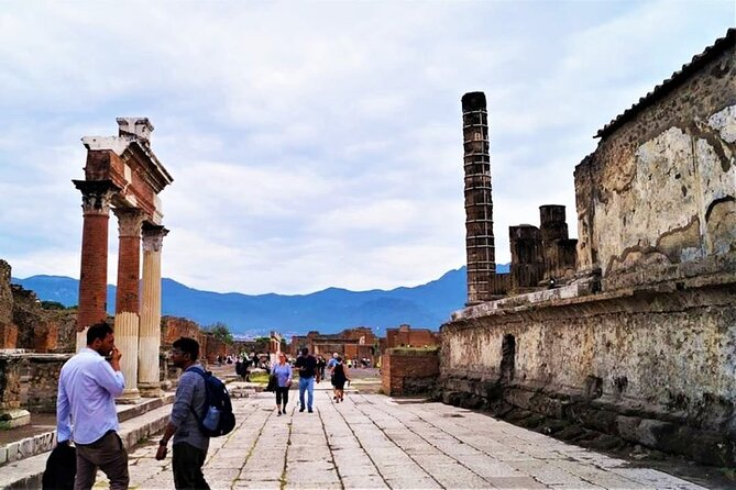 Guided Private Tour in Pompeii - Entertainment and sanctuaries: Teatro Grande, Apollo, and Isis