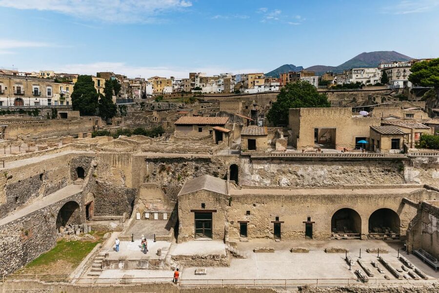 Herculaneum: Skip-the-Line Guided Tour with Archaeologist - The waterfront tragedy: House of Skeletons and the human cost