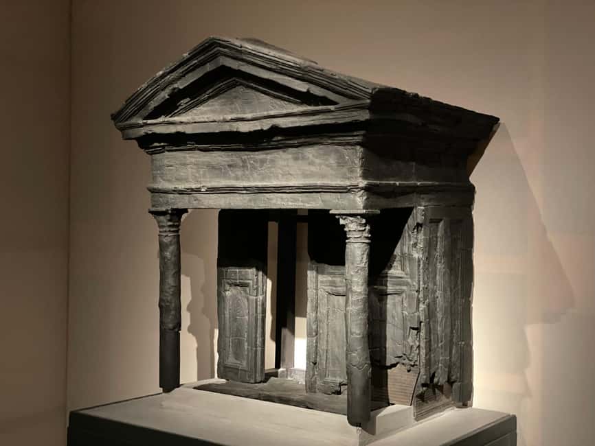 Herculaneum: Tickets & Tour with a Local Archaeologist - House of Skeletons: where history turns quiet and personal
