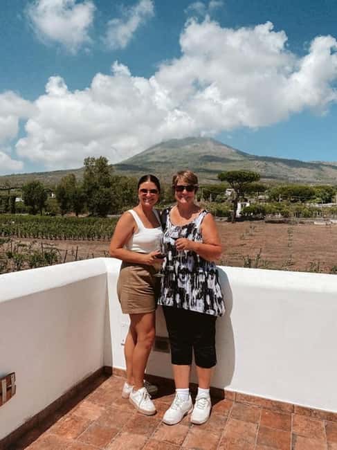 Mount Vesuvius: Vineyards Tour with Wine Tasting and Lunch - What you actually taste: Lacryma Christi plus Vesuvian pairings