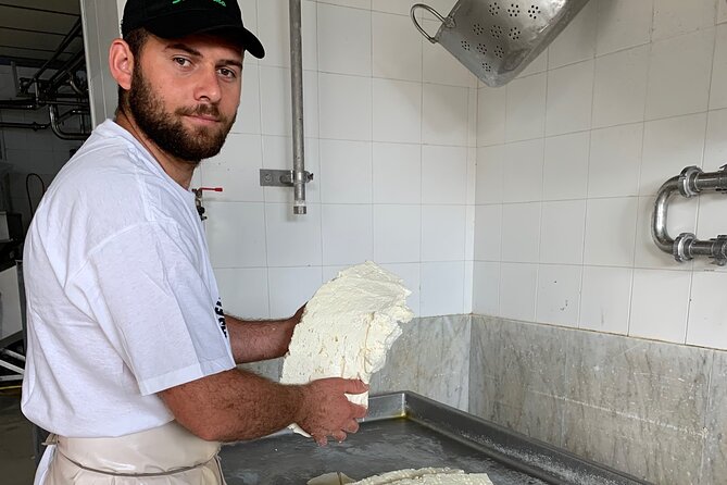 Mozzarella Experience and tasting in Naples - The tasting table: Fresella and homemade food and drinks