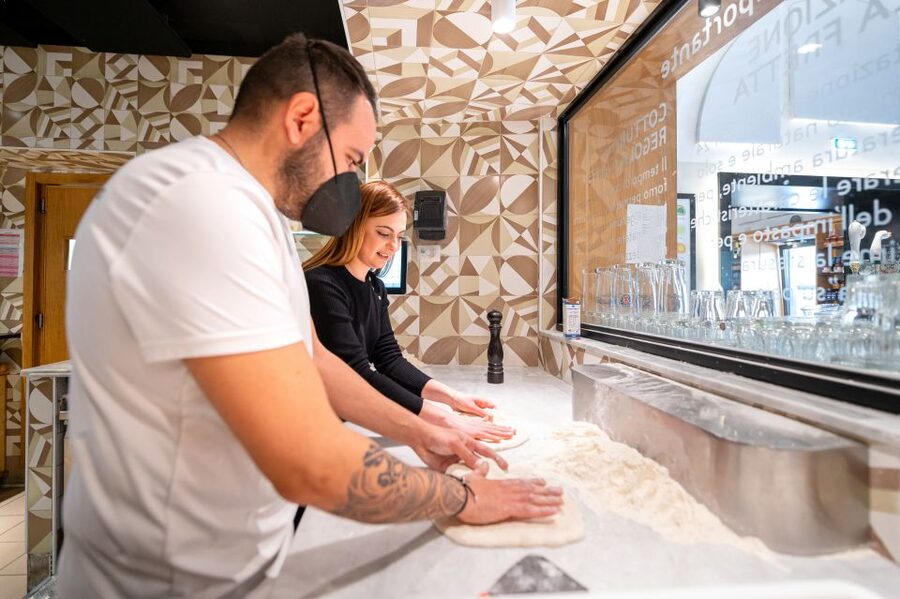 Naples: Authentic Neapolitan Pizza Making Class - Meeting Point in Naples: Easy to Find, But Confirm First