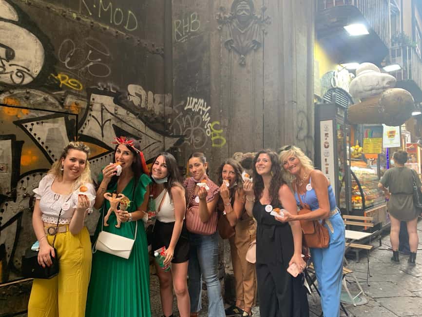 Naples: Bachelorette Party with Insolitaguida - Neapolitan “test of truth”: numbers, riddles, and a cake with a shape