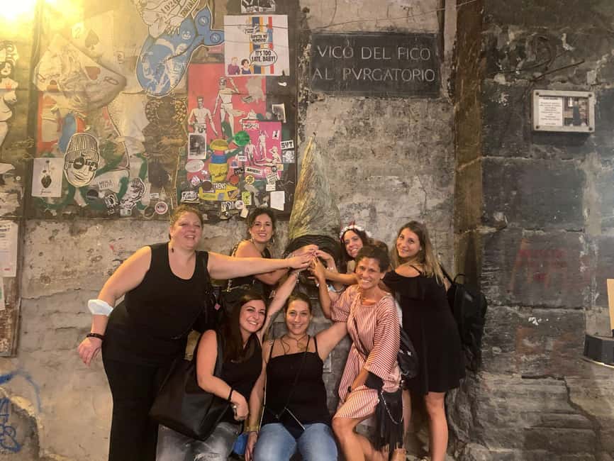 Naples: Bachelorette Party with Insolitaguida - Superstitious rites: salt throwing and the horn ceremony
