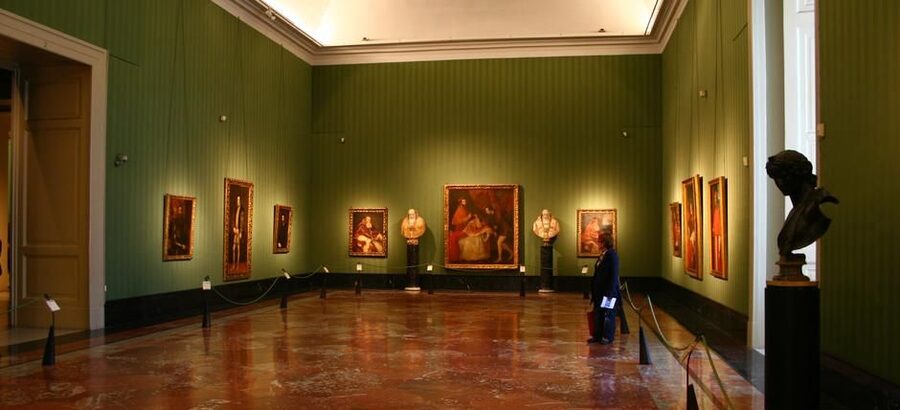 Naples: Capodimonte Museum 2-Hour Guided Private Tour - Royal Apartments: 18th-century furniture, porcelain, and majolica