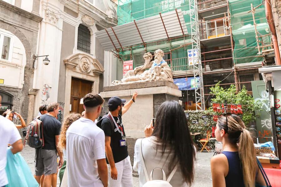 Naples: Culture & Street Food with a Local Guide - Via Toledo and Quartieri Spagnoli: street life gets louder