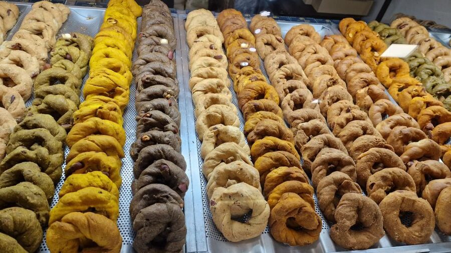 Naples: Culture & Street Food with a Local Guide - Spaccanapoli: the street that divides and explains Naples