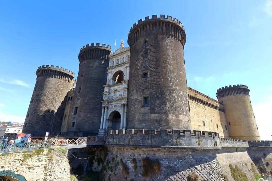 Naples: Evening Sightseeing with Gourmet Dinner - From Molo Beverello to Piazza Bovio: Big Sights, Easy Viewing