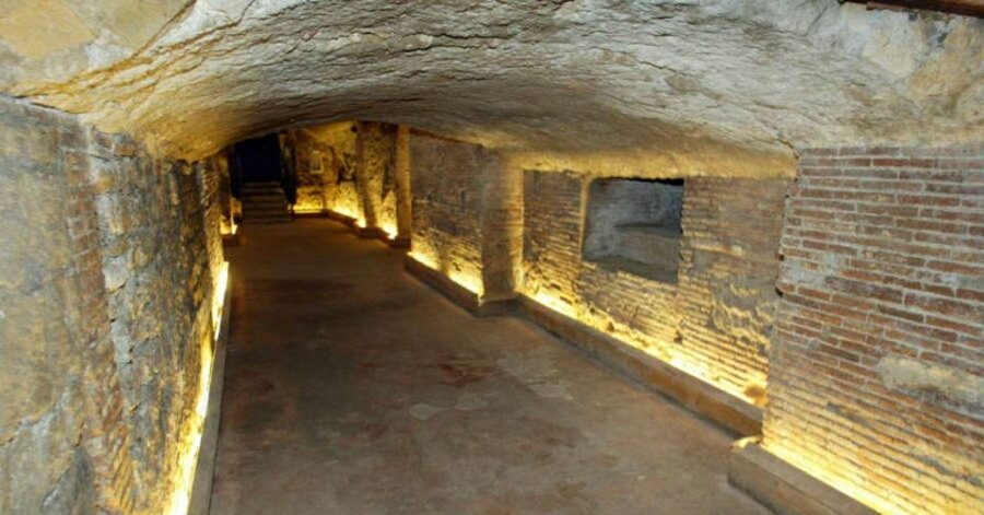 Naples: Historic Center Guided Tour with Underground Ruins - Galleria Umberto I, Castel Nuovo, and Piazza del Plebiscito: famous stops with practical meaning