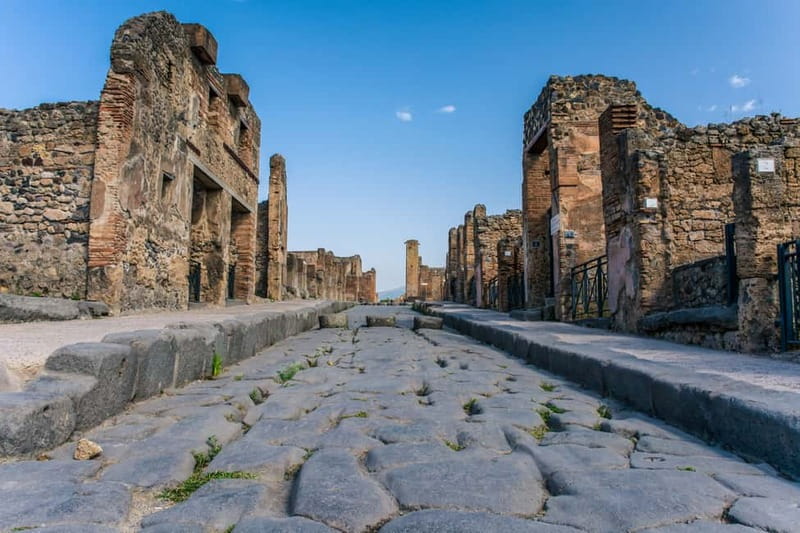 Naples or Sorrento: Full-Day Pompeii and Mount Vesuvius Tour - Using your Pompeii free time without getting stuck