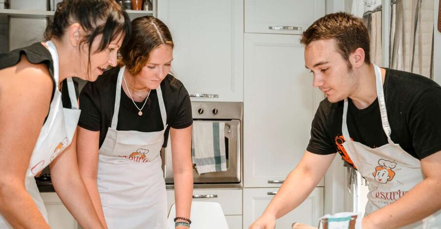 Naples: Pasta and Tiramisu Class at a Local's Home - Entering the Kitchen: How the Lesson Usually Starts