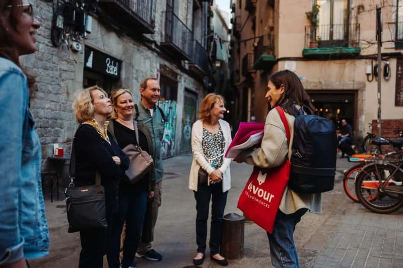Naples: Pasta, Wine & Authentic Food Tour - Meeting at Piazza Amedeo and what the first 15 minutes feel like