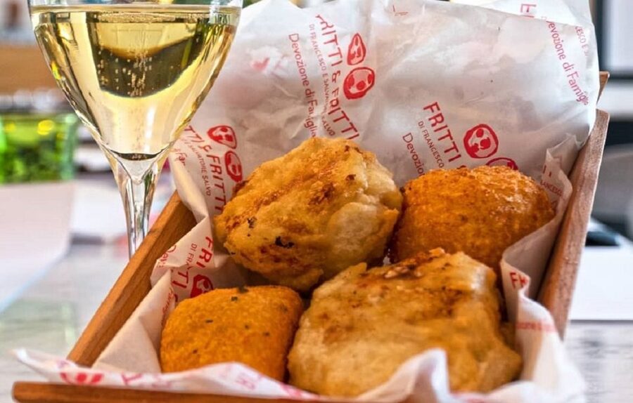 Naples: Pizza tasting gourmet experience - A Sparkling Welcome: Ferrari Trento 1902 in Naples