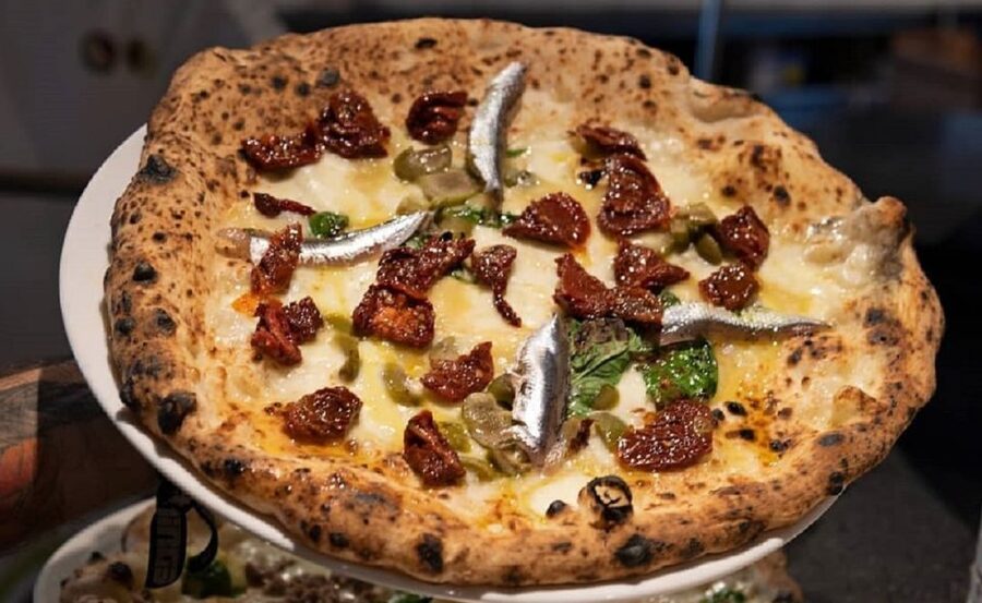 Naples: Pizza tasting gourmet experience - Pizza Tasting of Two Classics: Margherita and Cosacca