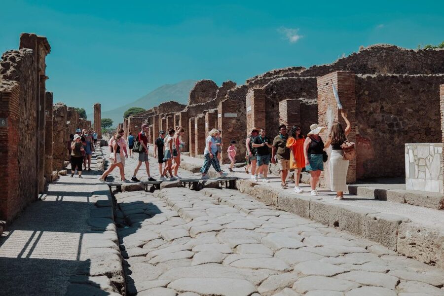 Naples: Pompeii and Mount Vesuvius Entry Tickets and Tour - Guides and group rhythm: what small-group support feels like
