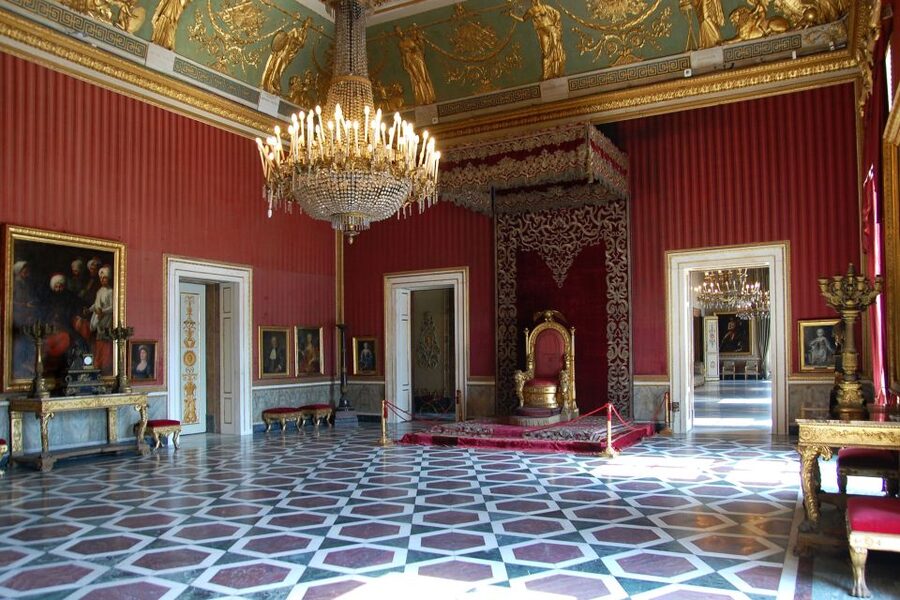 Naples: Royal Palace and Spanish Quarter Private Tour - Quartieri Spagnoli: switching from royal Naples to everyday Naples