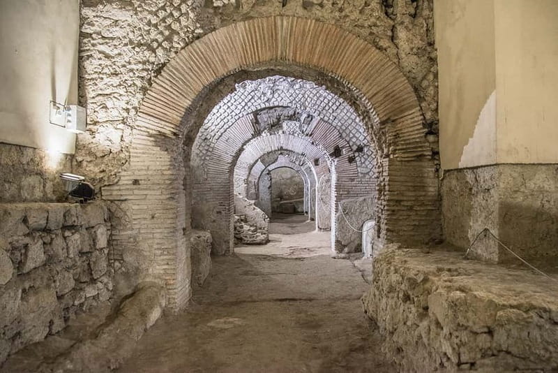 Naples: San Lorenzo Maggiore and Neapolis Sotterrata Ticket - Cloister and Chapter Hall: Gothic charm before you head underground