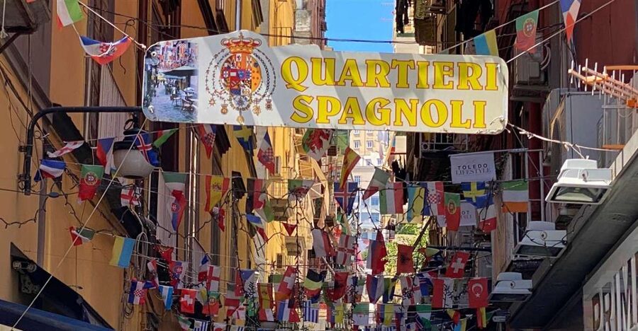 Naples: Spanish Quarters Walking Tour - Walking the Quartieri Spagnoli alleys like a local