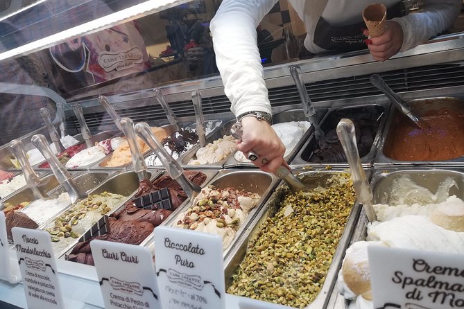 Naples: Street Food and Sightseeing Tour with Local Expert - San Gregorio Armeno: the nativity-maker street, plus fried pizza