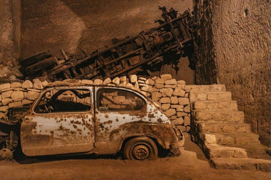 Naples: The Bourbon Tunnel Guided Tour with Entrance Ticket - Fascist-era statues and abandoned cars: what the exhibits are really showing you