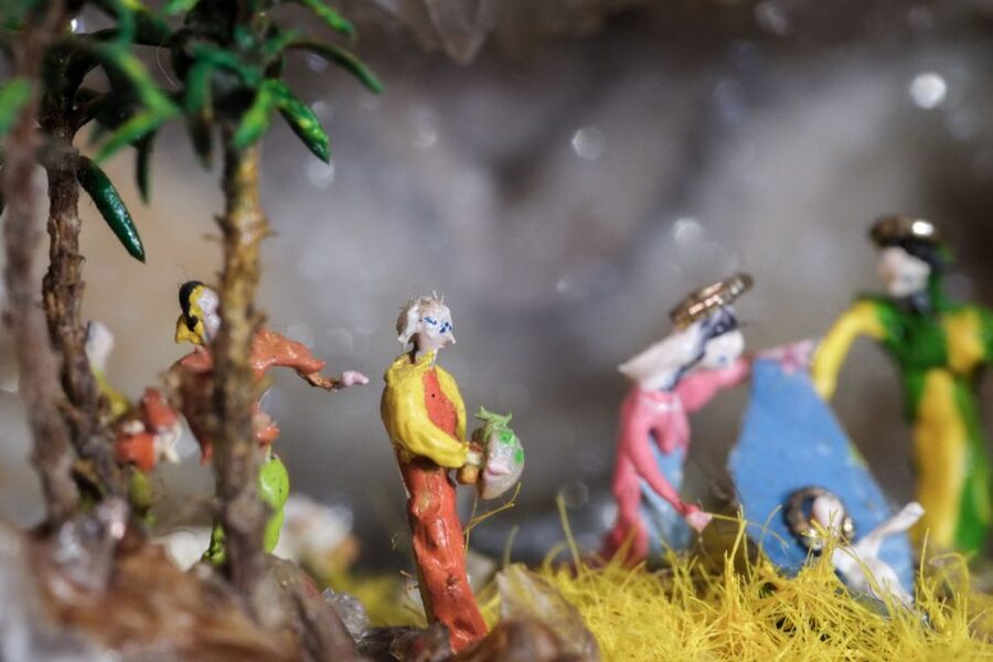 Naples: the magic of Christmas and Nativity scenes - Santa Maria del Purgatorio ad Arco: when sacred details meet everyday tone