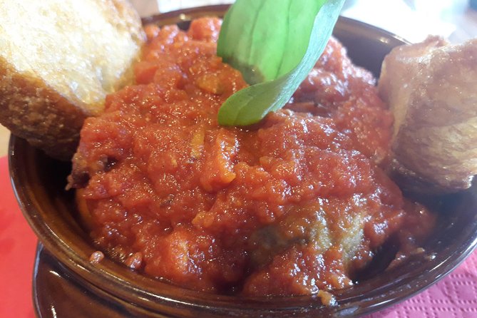 Naples Vomero: A Unique Traditional Food Tour by Do Eat Better - Stop 3: Meatballs in tomato sauce with freshly baked bread