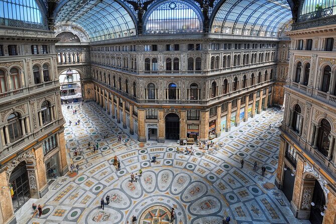 Naples Walking Tour and Underground Ruins - The guide and group vibe: what “live commentary” really changes