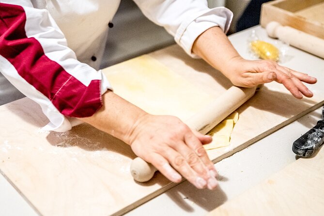 Neapolitan pasta homemade Cooking Lesson - Rolling, cutting, and filling: how you make ravioli and fettuccine by hand