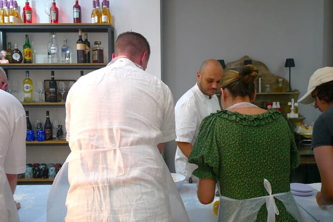 Neapolitan pasta homemade Cooking Lesson - Cooking the pasta and getting it on your plate with sauces and wine
