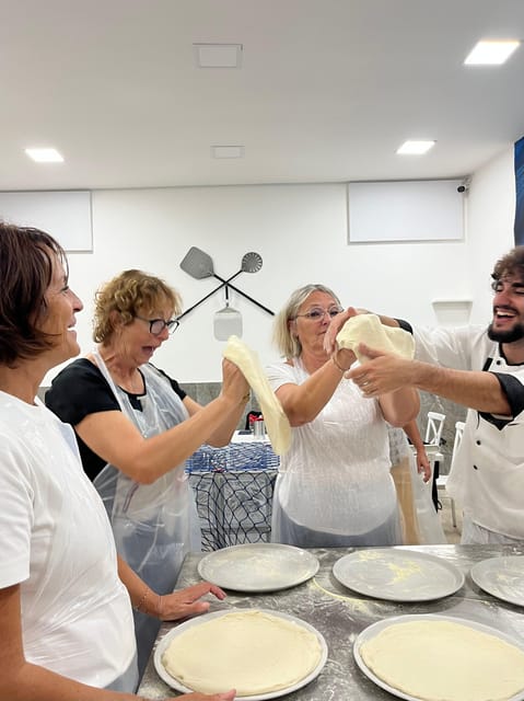 Pizza-Making Workshop by night with glass of wine - The pizza chef diploma: a small souvenir with real charm