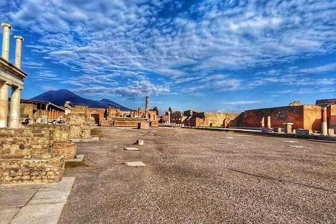 Pompeii 360° - 4-hour tour with an expert Guide in archaeology - Temples, theaters, and everyday Rome on Via dell’Abbondanza