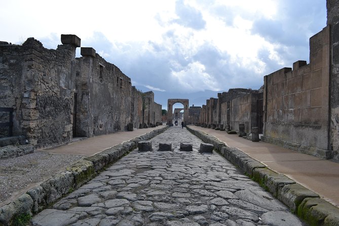 Pompeii and Herculaneum led by an Archaeologist with private transport - Lunch and the travel beat: keeping energy without losing the timeline