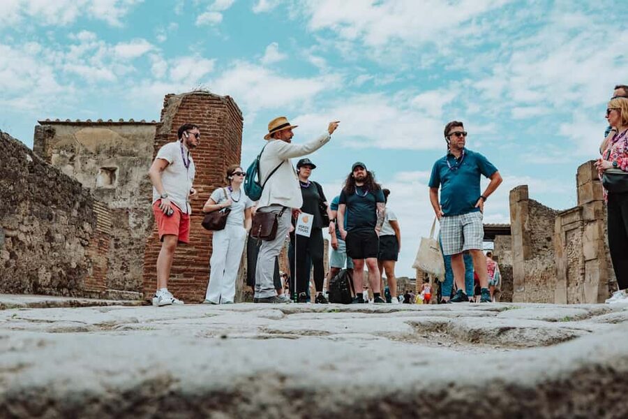 Pompeii and Oplontis: Small Group Tour with an Archaeologist - Meeting at Porta Marina Superiore: start where the best flow begins